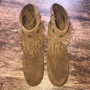 Minnetonka ankle zip fringe boots Sz. 6.5